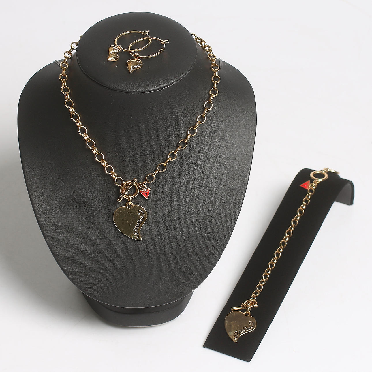 COLLIER, ARMBAND samt ÖRHÄNGEN, gulmetall samt strass, GUESS, 1900/2000-tal.