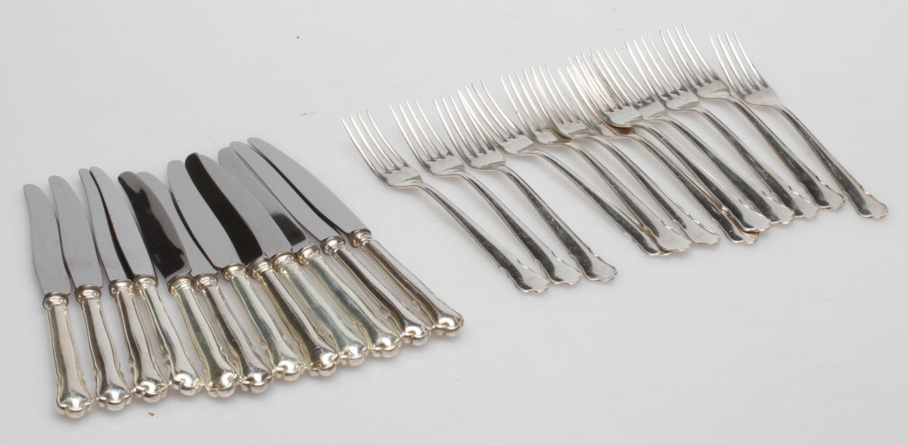 12 efterrättsgafflar och 12 efterrättsknivar, silver, "Chippendale", GAB, vikt ca. 694,6 gram.