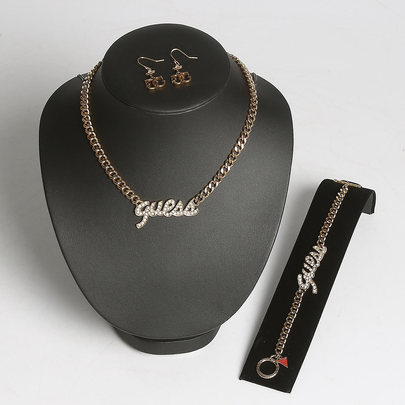 COLLIER, ARMBAND samt ÖRHÄNGEN, gulmetall samt strass, GUESS, 1900/2000-tal.