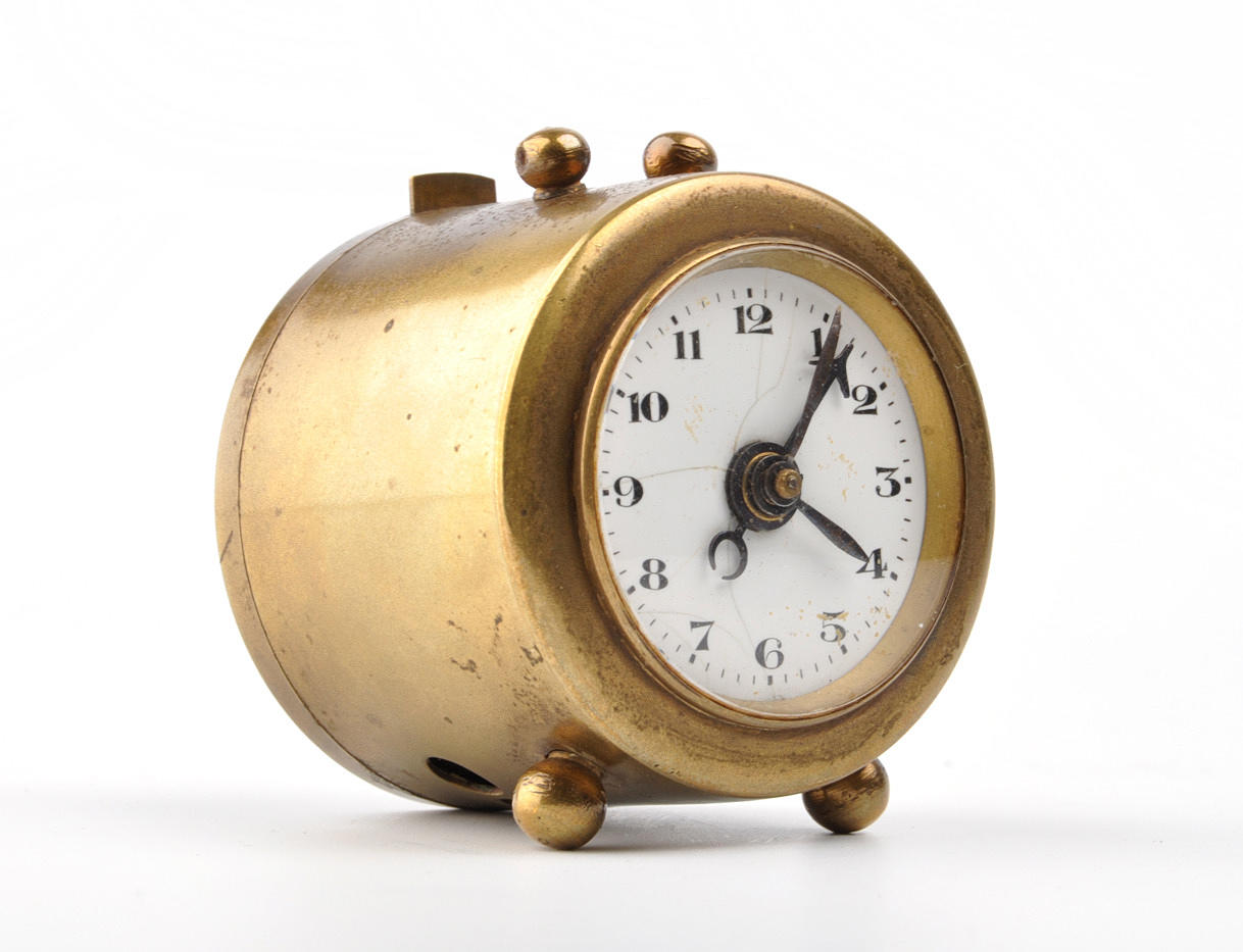 REISEWECKER. ”LITEN KLOCKA MED MÄSSINGSBOETT, TROLIGEN OMKRING 1900".