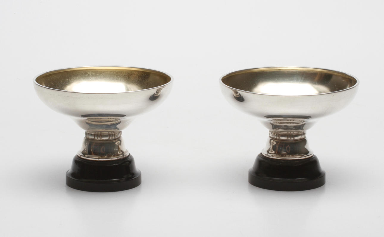 SKÅLAR PÅ FOT, ett par, silver med träfot, GAB, Stockholm, total vikt ca. 179,7 gram.