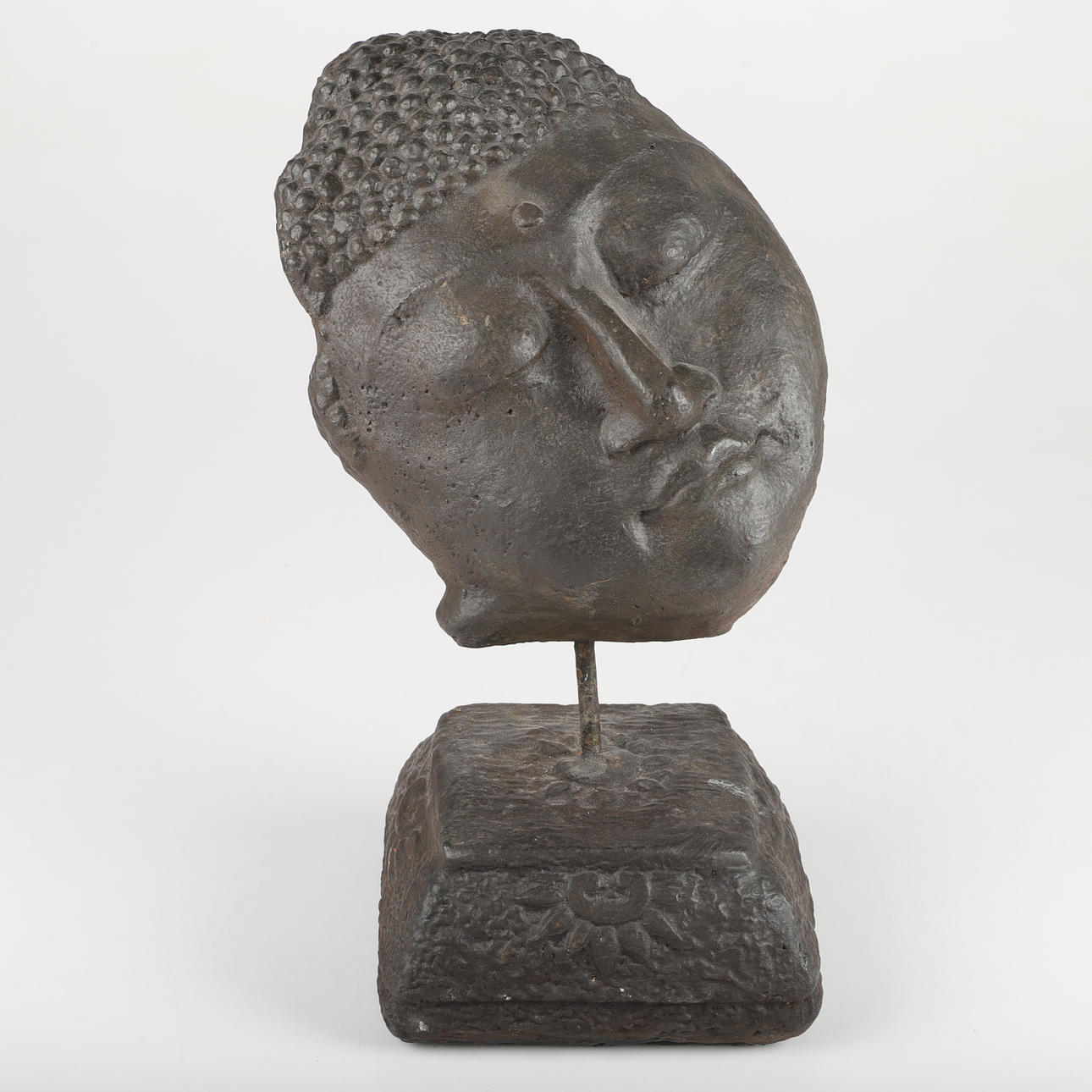 SKULPTUR, Buddha, malet beton, 2000-tallet.