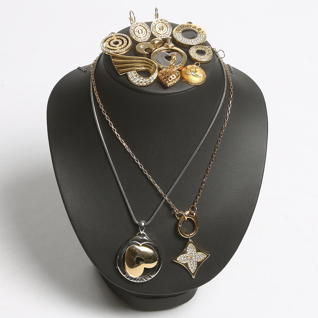 HALSBAND, HÄNGEN samt ÖRHÄNGEN, gul- och vitmetall samt strass. 1900-talets andra hälft.