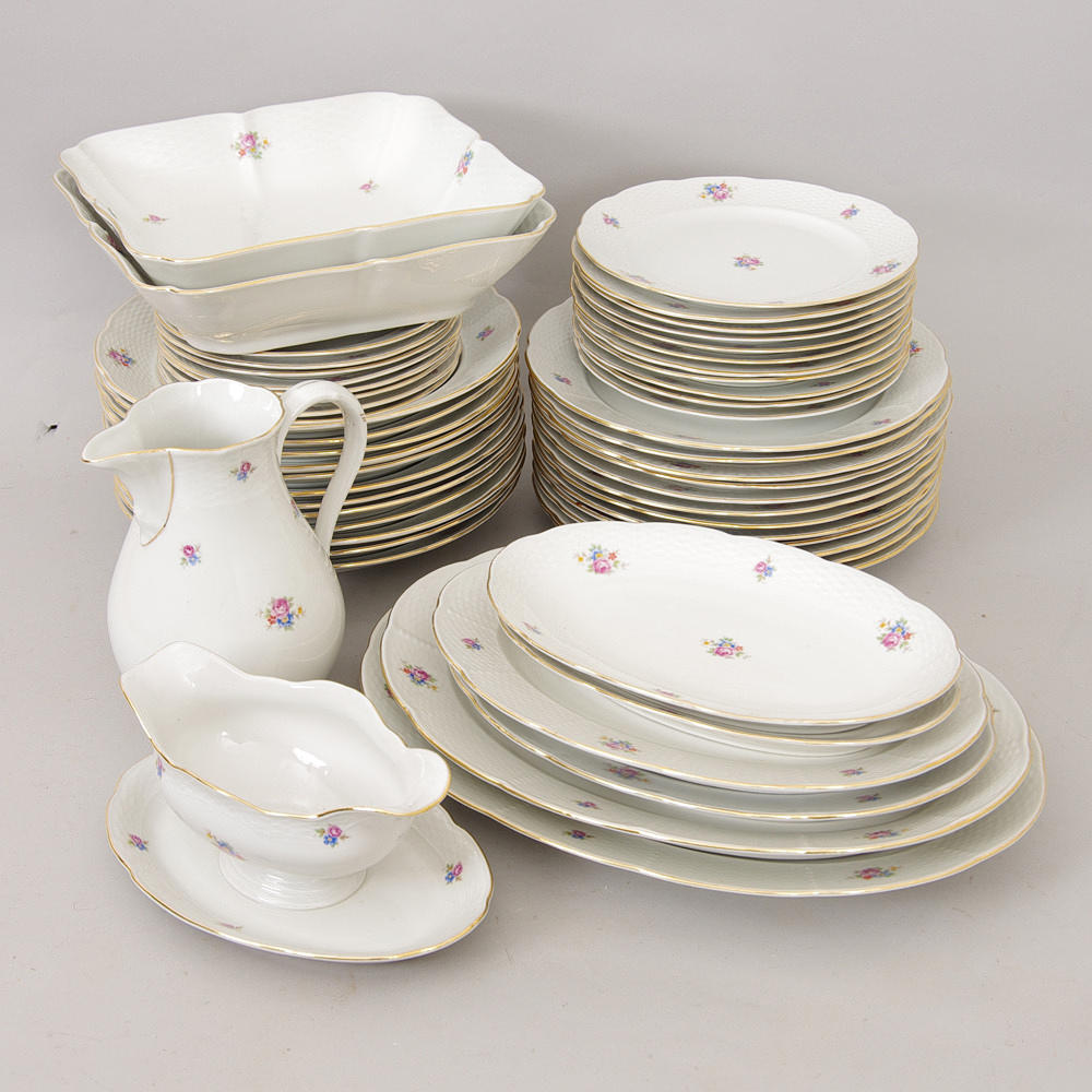 MATSERVIS, Tjeckoslovakien, blomdekor med förgylld kant.