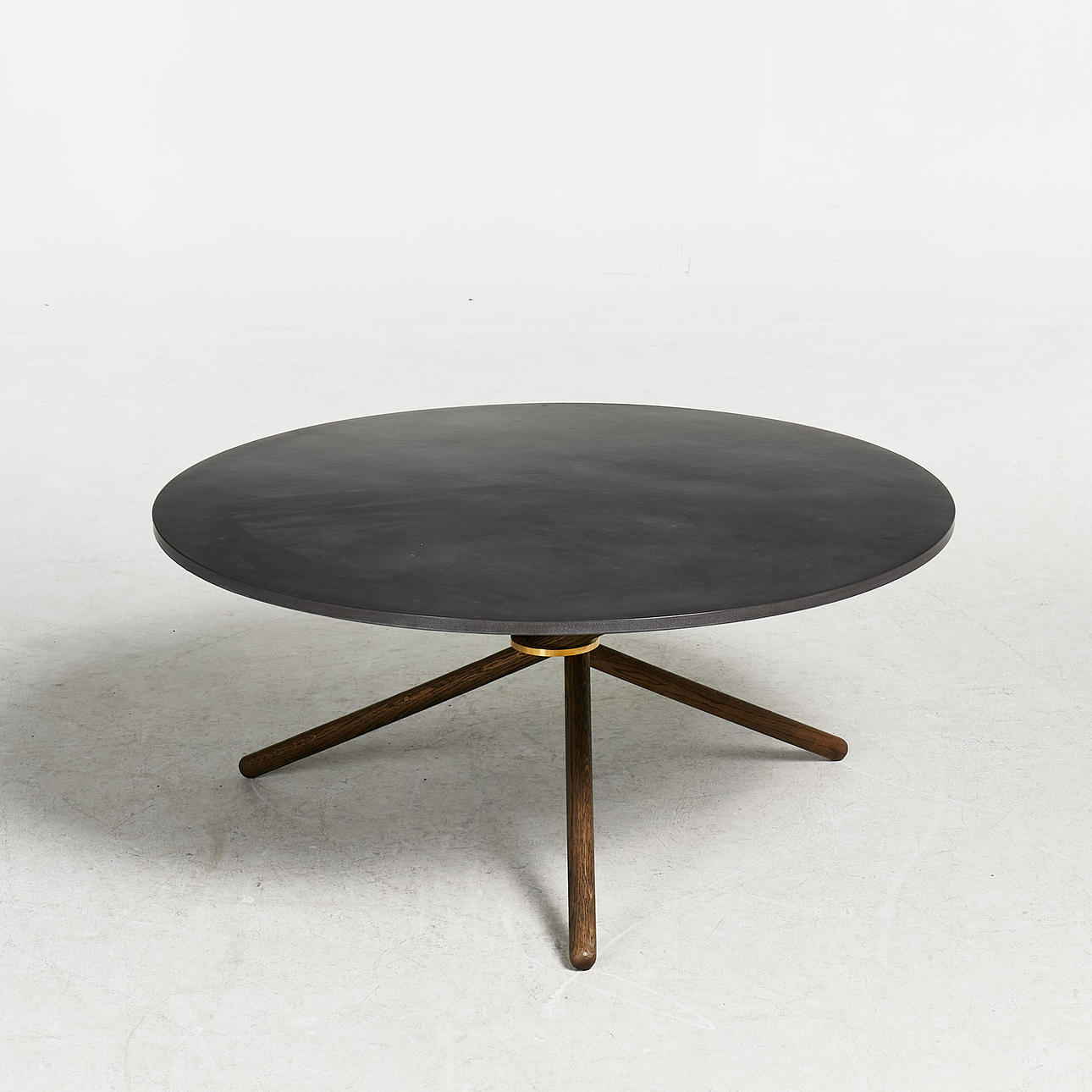 SOFFOBRD, "Edda", Eberhart Møbler, beton, mørkbejdset eg og messing.