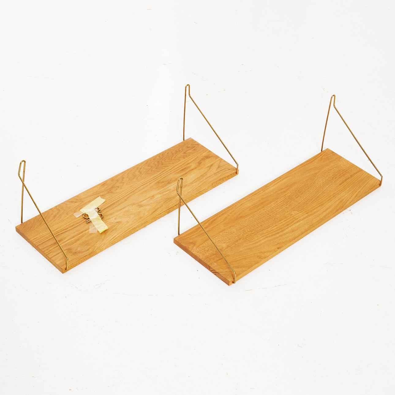 VÆGHYLDER, 2 stk, Frama CPH, egehylde, messingbeslag.