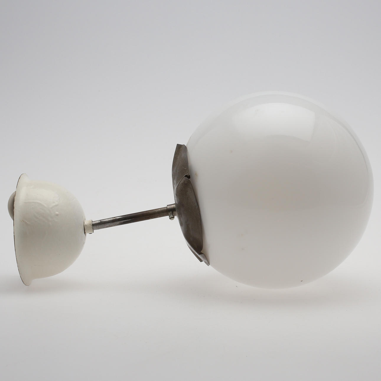 TAKLAMPA, klot, 1900-talets mitt.