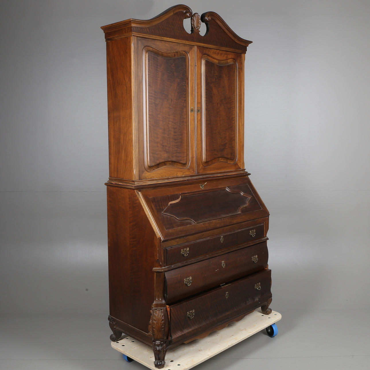 SKÅP, med snedklaff, 1900-tal.