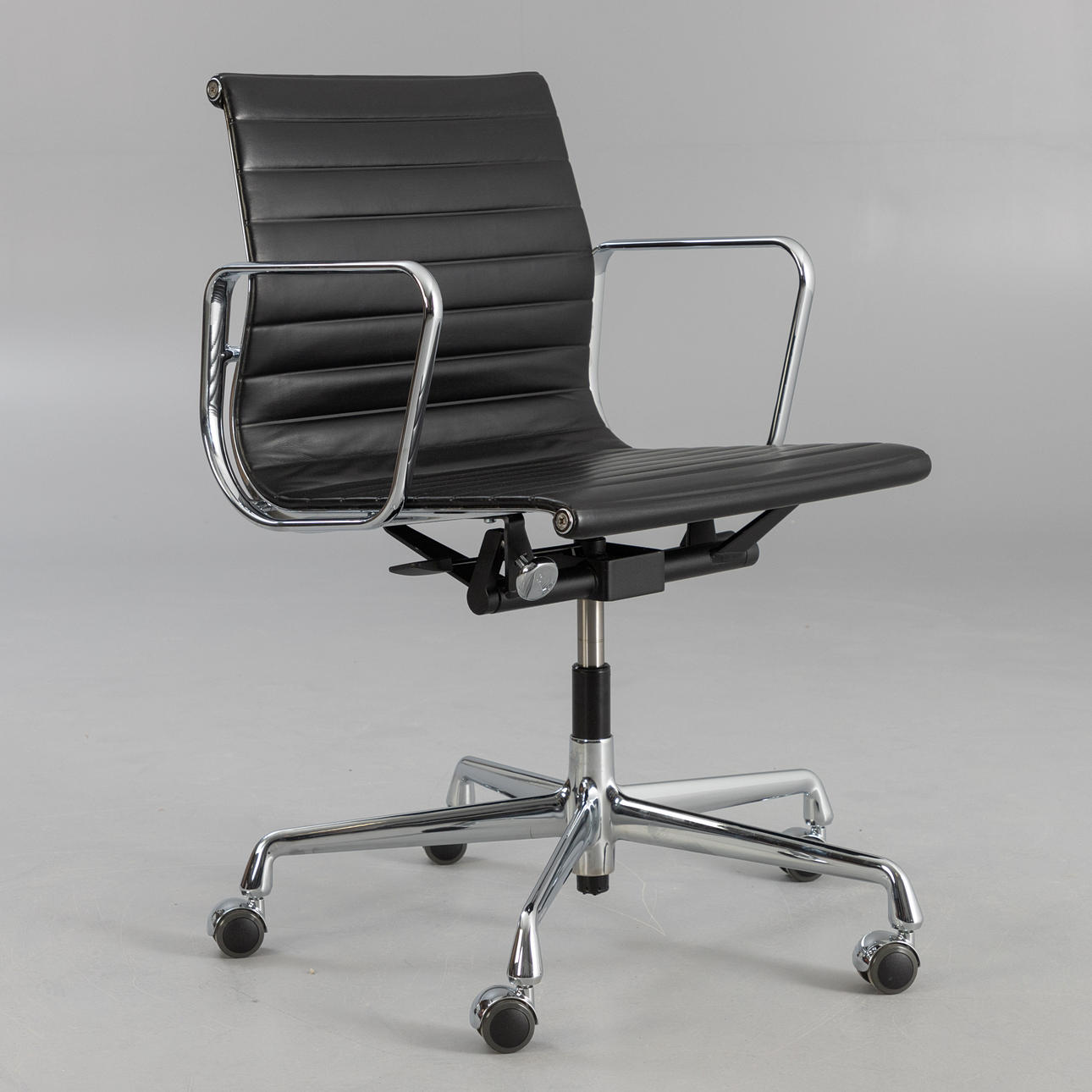 RAY & CHARLES EAMES. Vitra. KONTORSTOL, "EA 117". Læder sort.