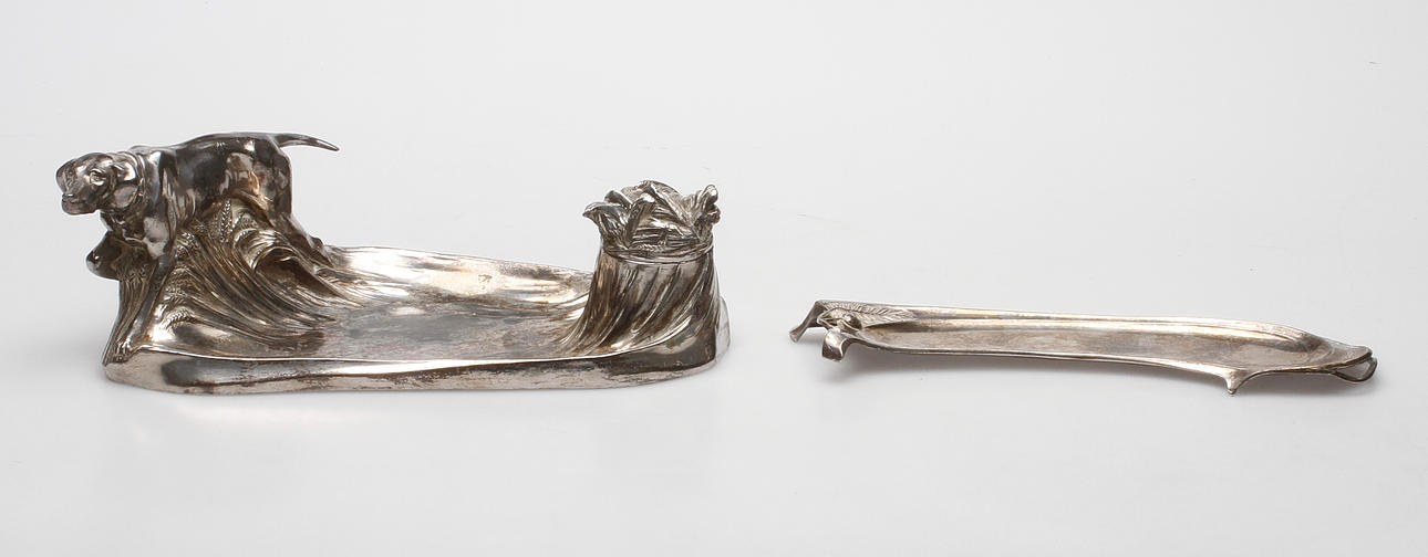 SKRIVBORDSUPPSATS, 2 delar, vitmetall, jugend, bland annat WMF, tidigt 1900-tal.