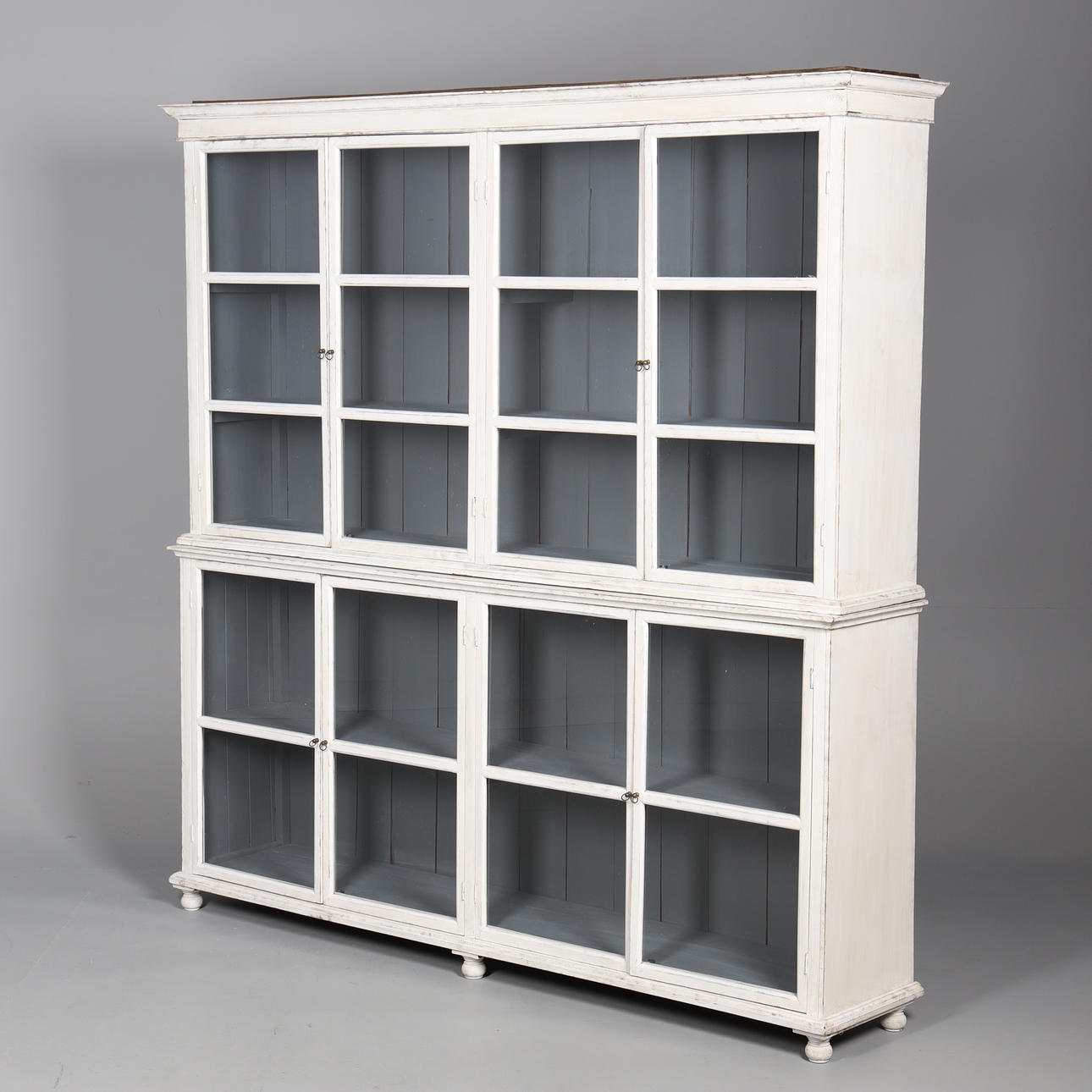 VITRINSKÅP med glasdörrar.