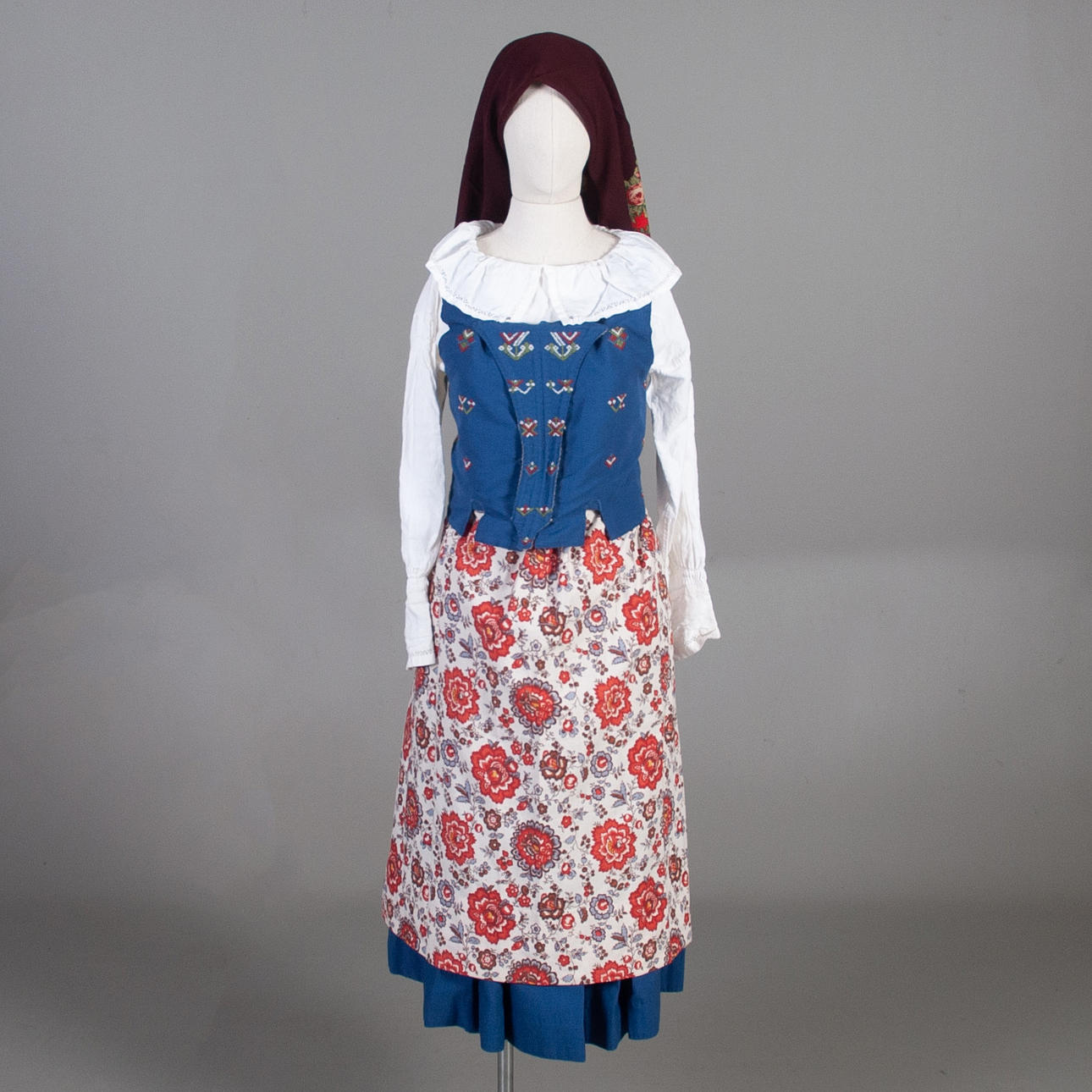 FOLKDRÄKT BOHUSLÄN. Dam, 5 delar.