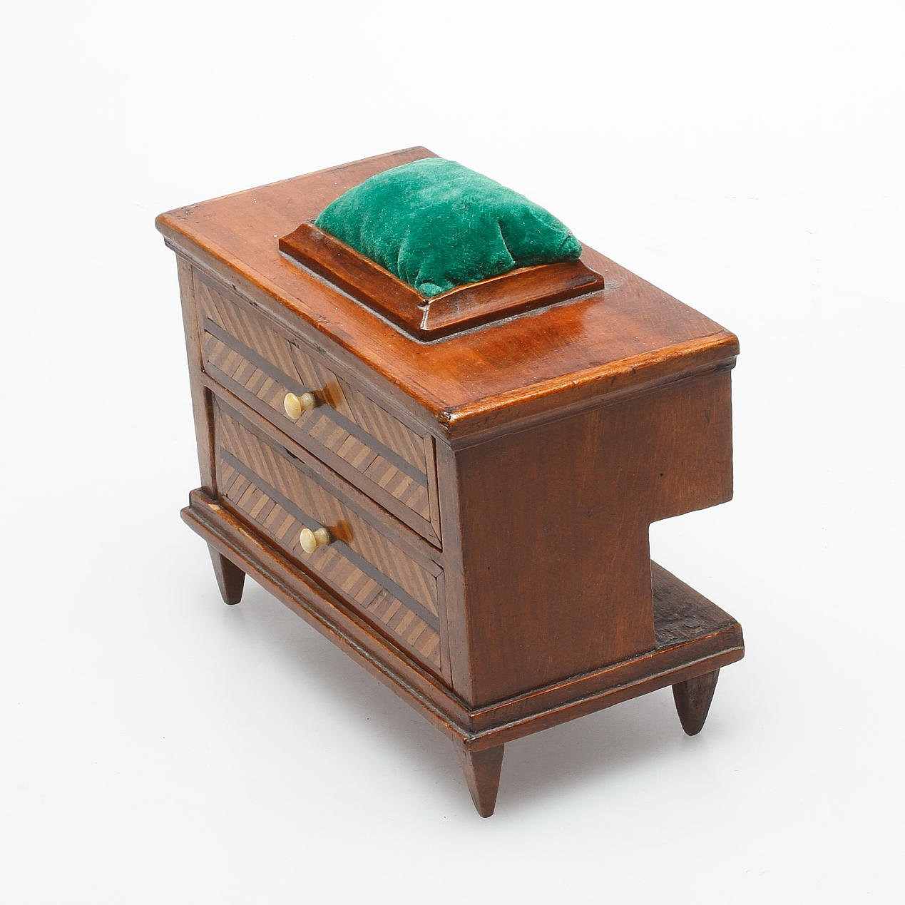 SYSKRIN i form av miniatyrbyrå. 1800-tal.