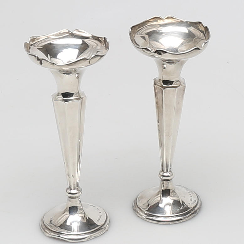 VASER i sterling silver, ett par, Henry Williamson Ltd, Birmingham, 1912.