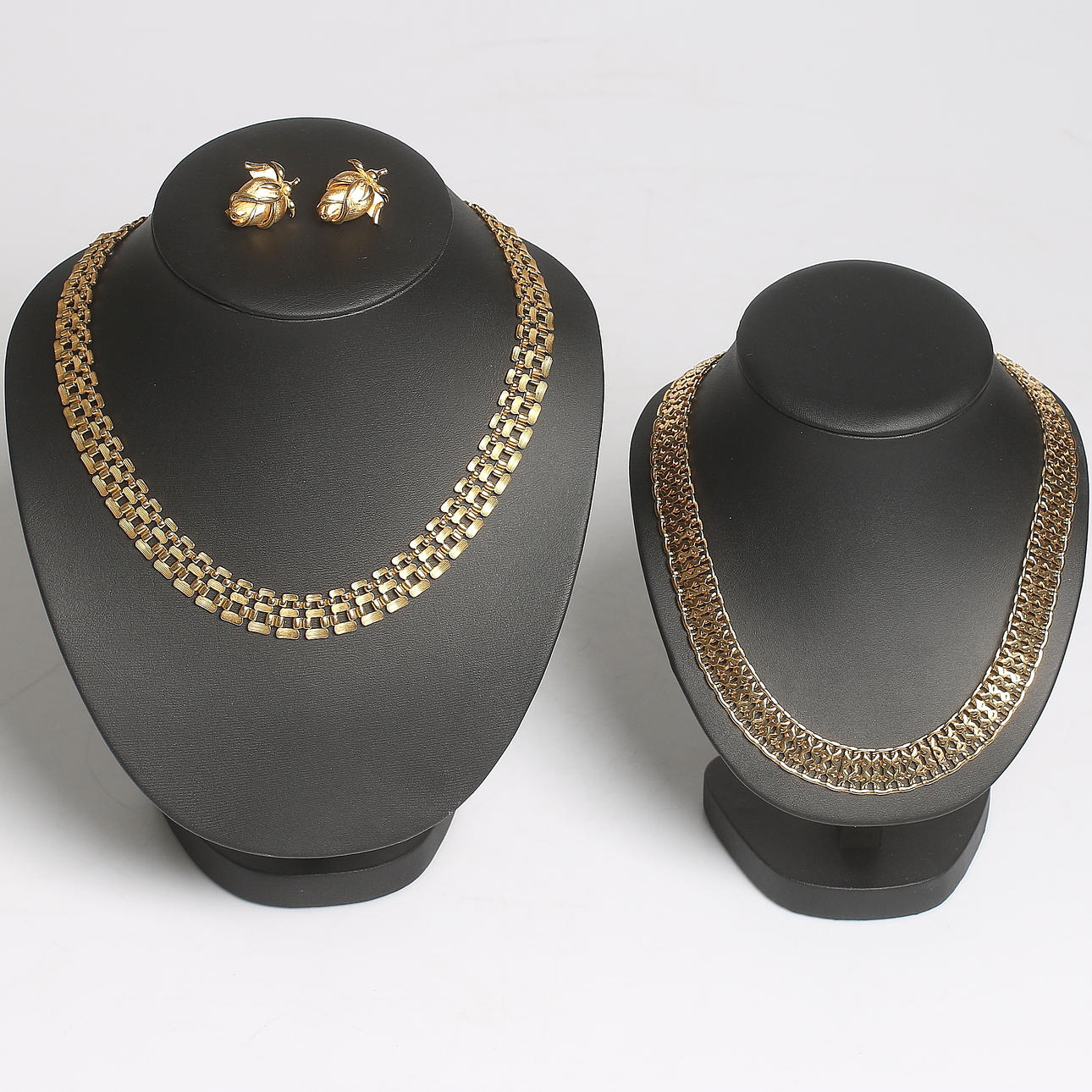 COLLIER samt ÖRHÄNGEN, 3 delar, gulmetall, bl.a. Alfred Phillipe Trifari. 1900-talets andra hälft.