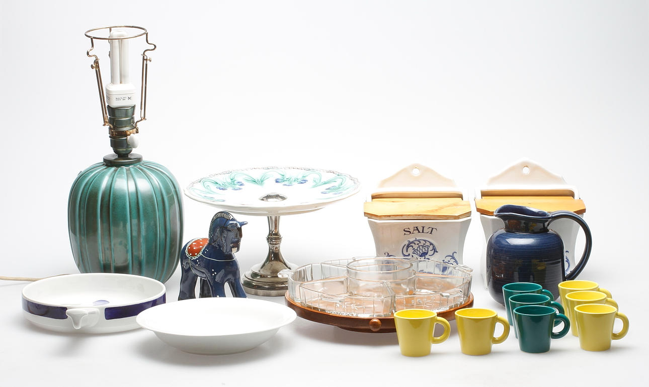 GLAS- och KERAMIKFÖREMÅL. Bland annat "Pomona", Rörstrand. 1900-tal.