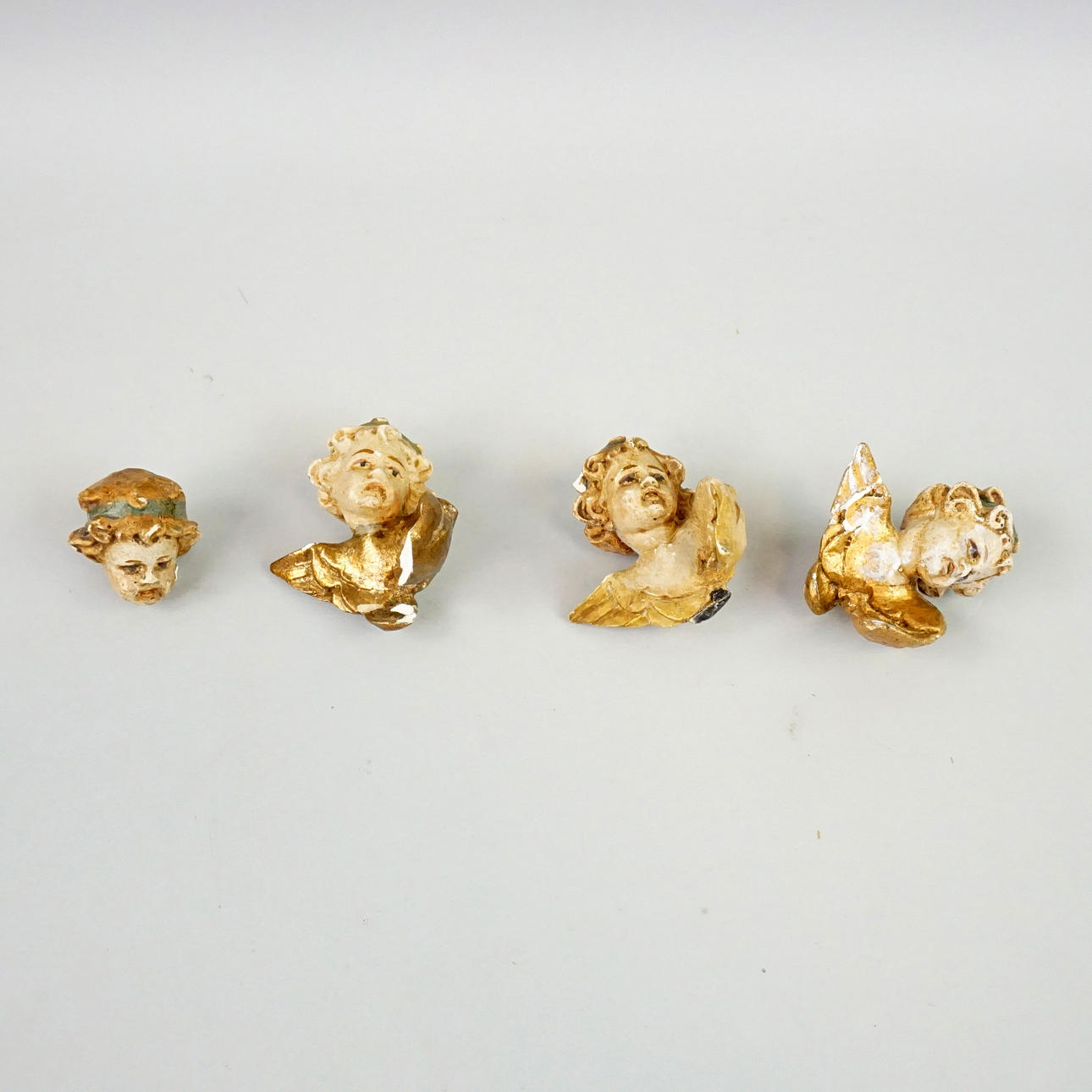 FIGURER, 3+1 engle, gips, 20. århundrede.