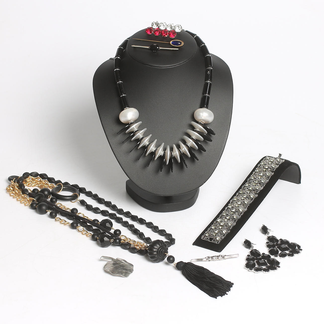 HALSBAND, ARMBAND, ÖRHÄNGEN, KRAVATTNÅL, m.m. 9 delar. 1900-tal.