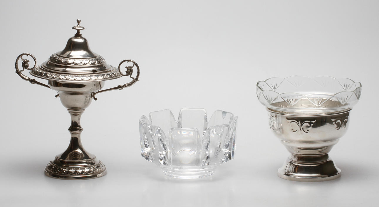 SKÅLAR, 3 st. Metall och glas. Bland annat Orrefors, 18/1900-tal.