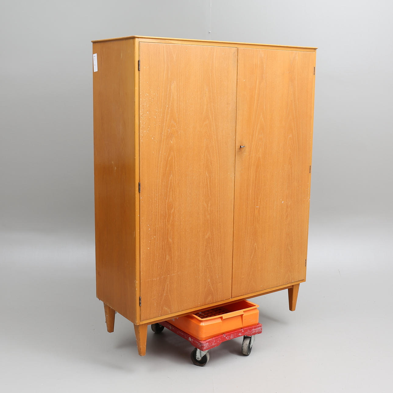 LINNESKÅP, "Bertil", Svensk möbelindustri, 1900-talets första hälft.