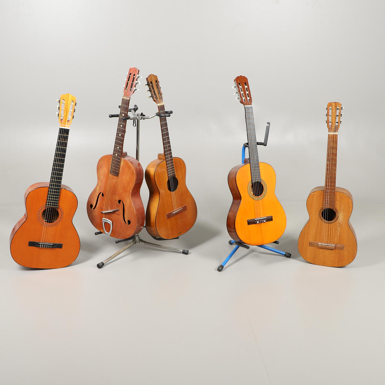 FORSKELLIGE AKUSTISKE GUITARER.