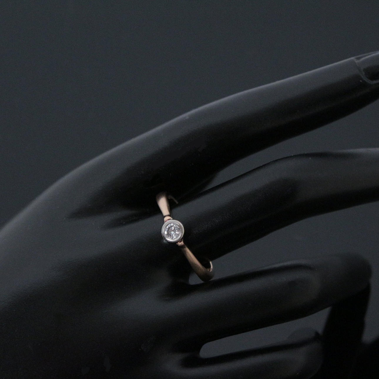 diamantring, 750 roséguld/vitguld.