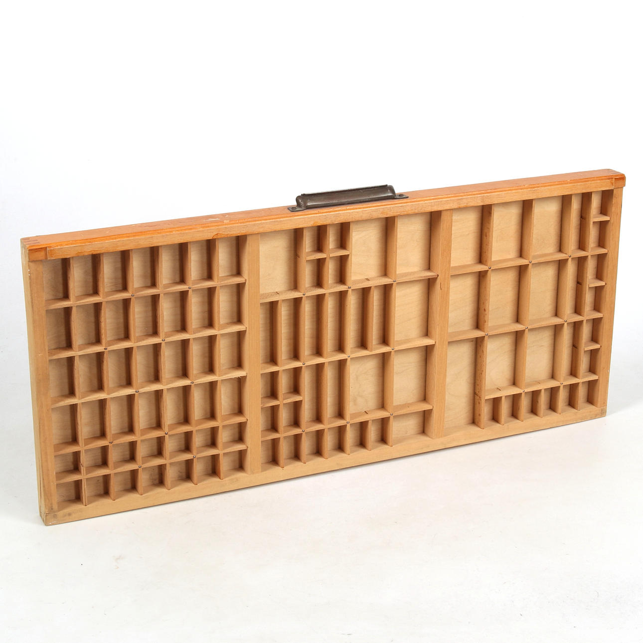 TYPOGRAF/PRYLLÅDA. trä, 1900-tal.