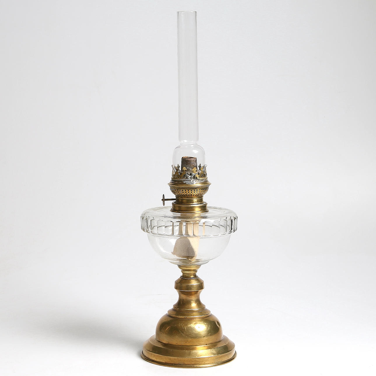 BORDSFOTOGENLAMPA, mässing samt glas, omkring år 1900.