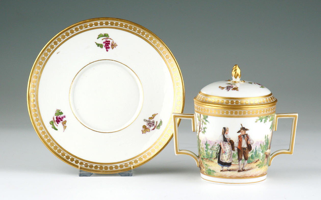 GOLDENE ANKERMARKE, WOHL ITALIEN. ”KAKAOKOPP/DEKORATIV KOPP MED PORSLINSMÅLNING, FORM OMKRING 1780/1800".