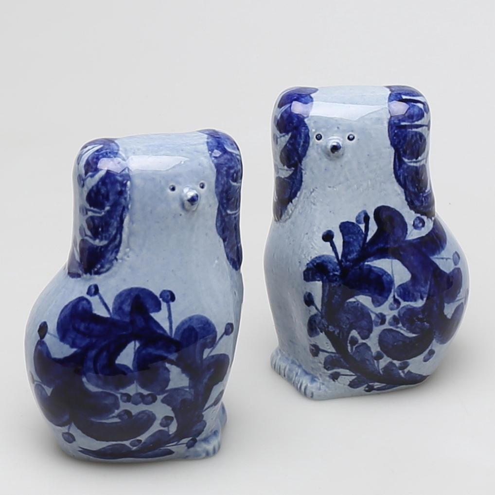 FIGURINER i stengods, ett par, "Pudlar" Lisa Larson, Gustavsberg, 1960-tal.