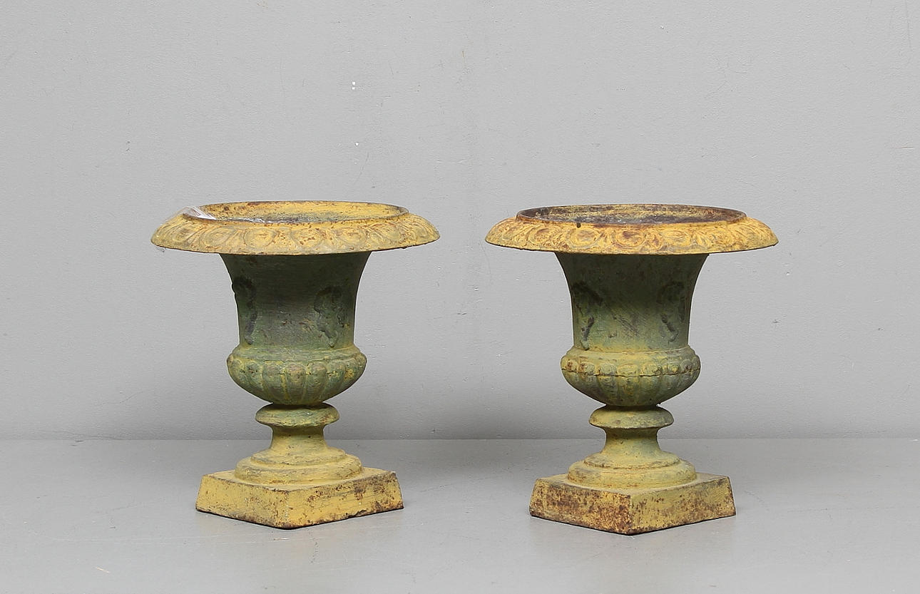 TRÄDGÅRDSURNOR, ett par, gjutjärn,1900-talets andra hälft.