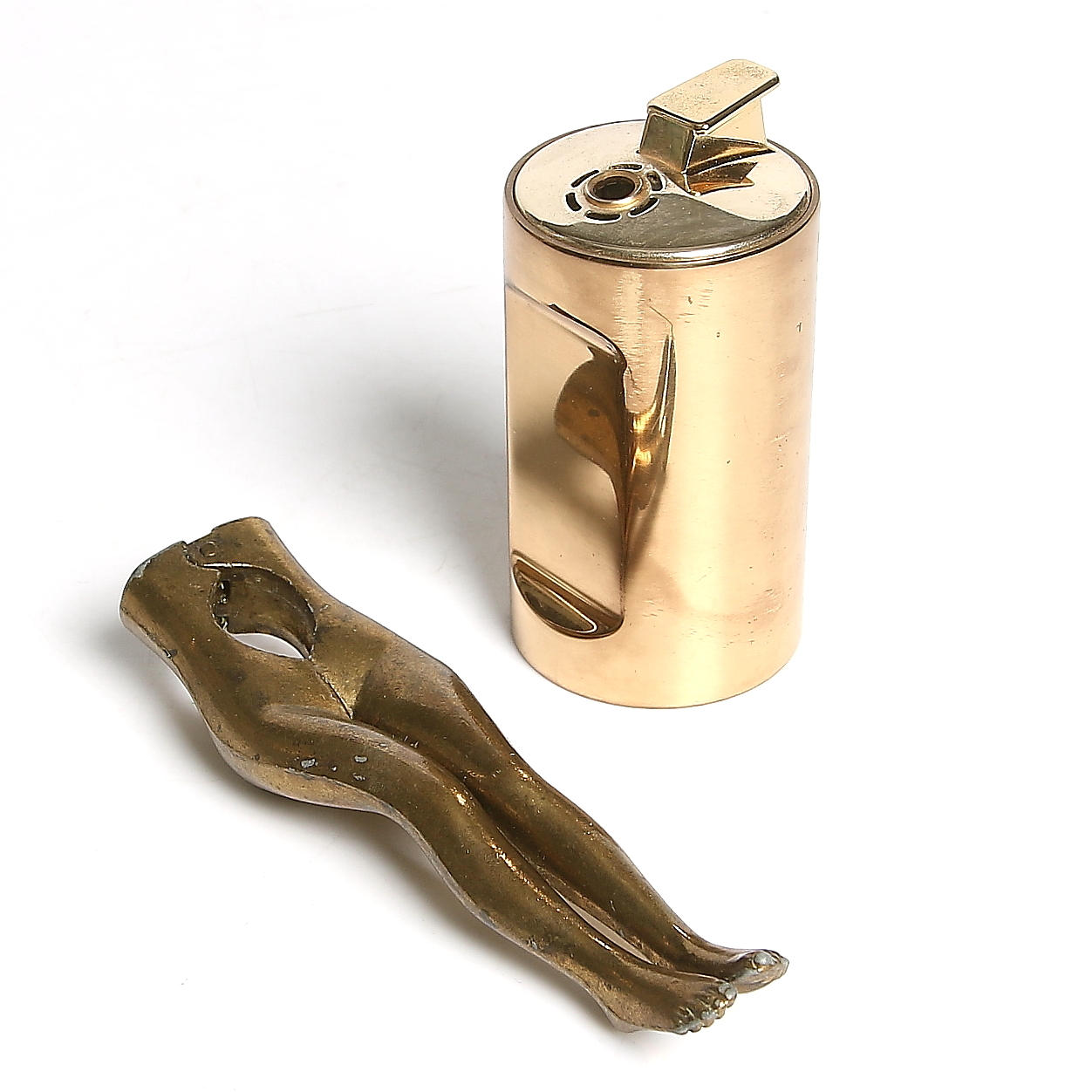 BORDSTÄNDARE samt NÖTKNÄPPARE, mässing, bl.a. Pierre Forsell, Skultuna. 1900-tal.