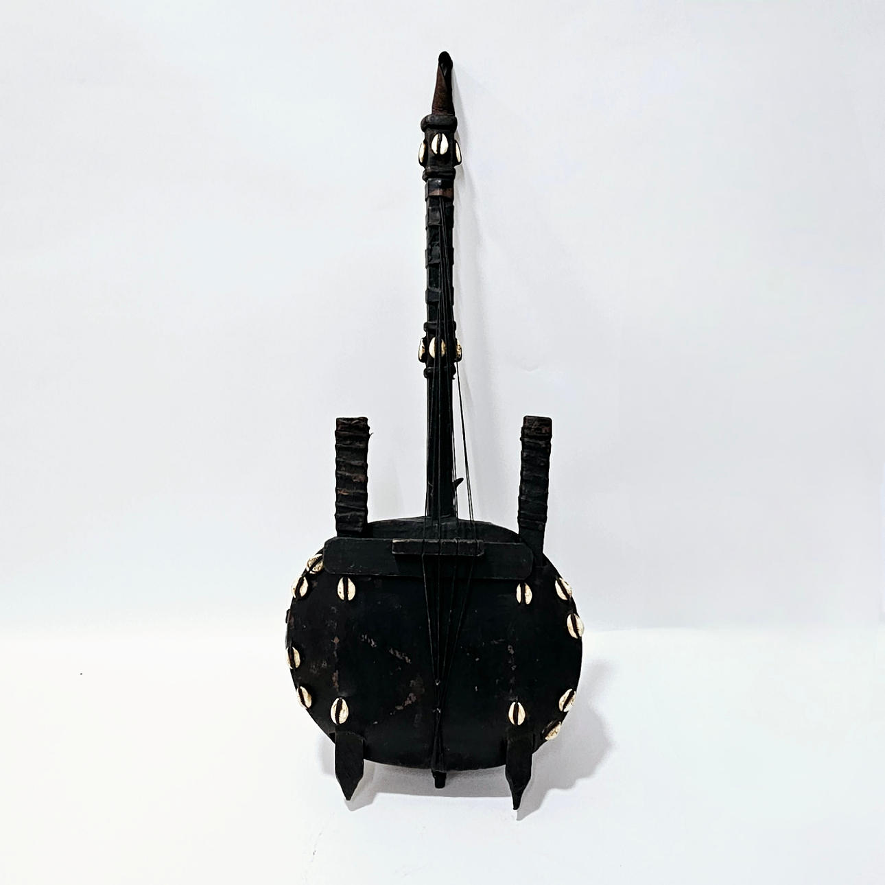 N'GONI. AFRICAN INSTRUMENT IN LEATHER AND EBONIZED WOOD. Ethnographica ...