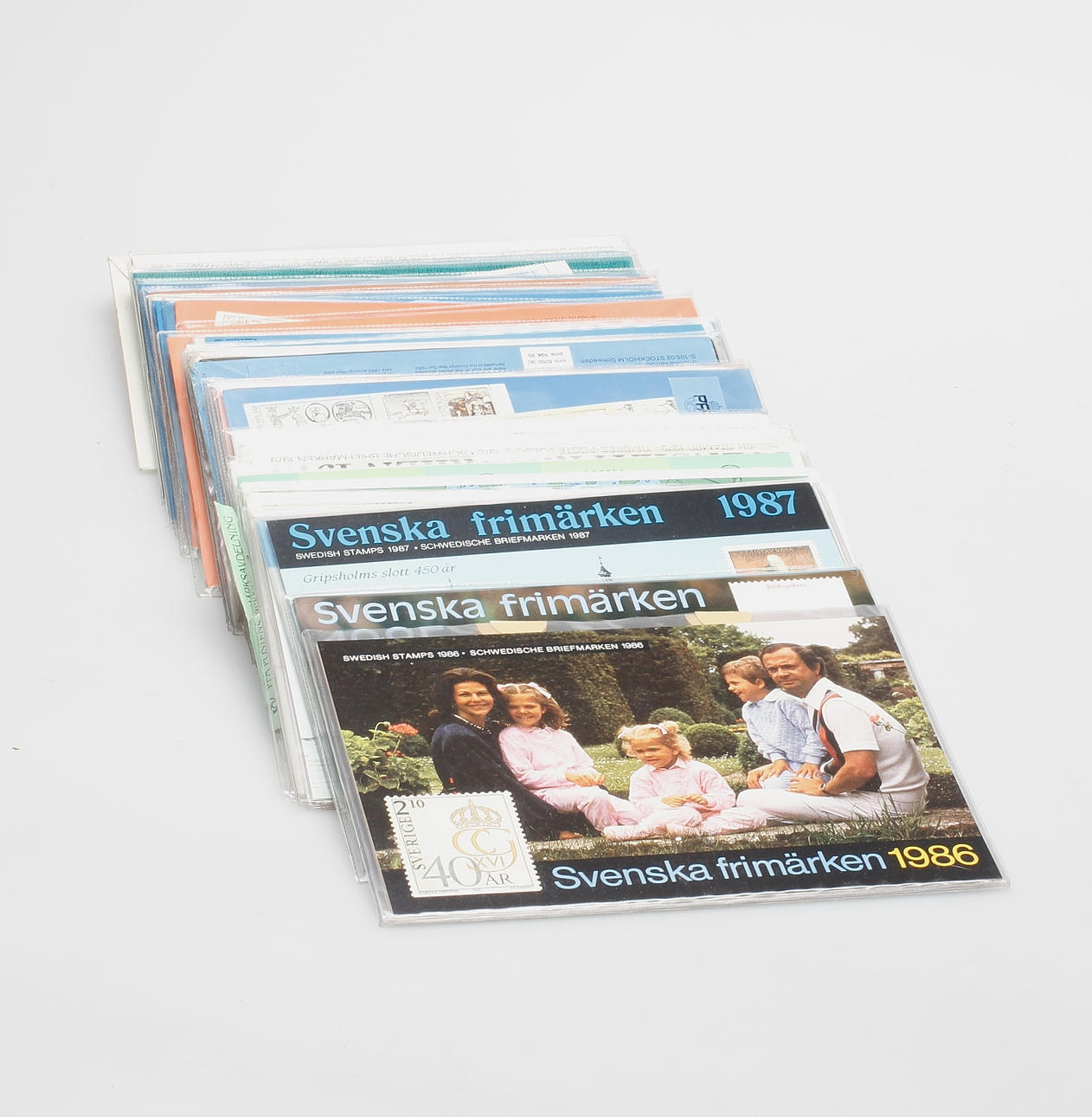 ÅRSSATSER, Svenska frimärken, 32 st, nominellt värde ca. 3200 kronor.