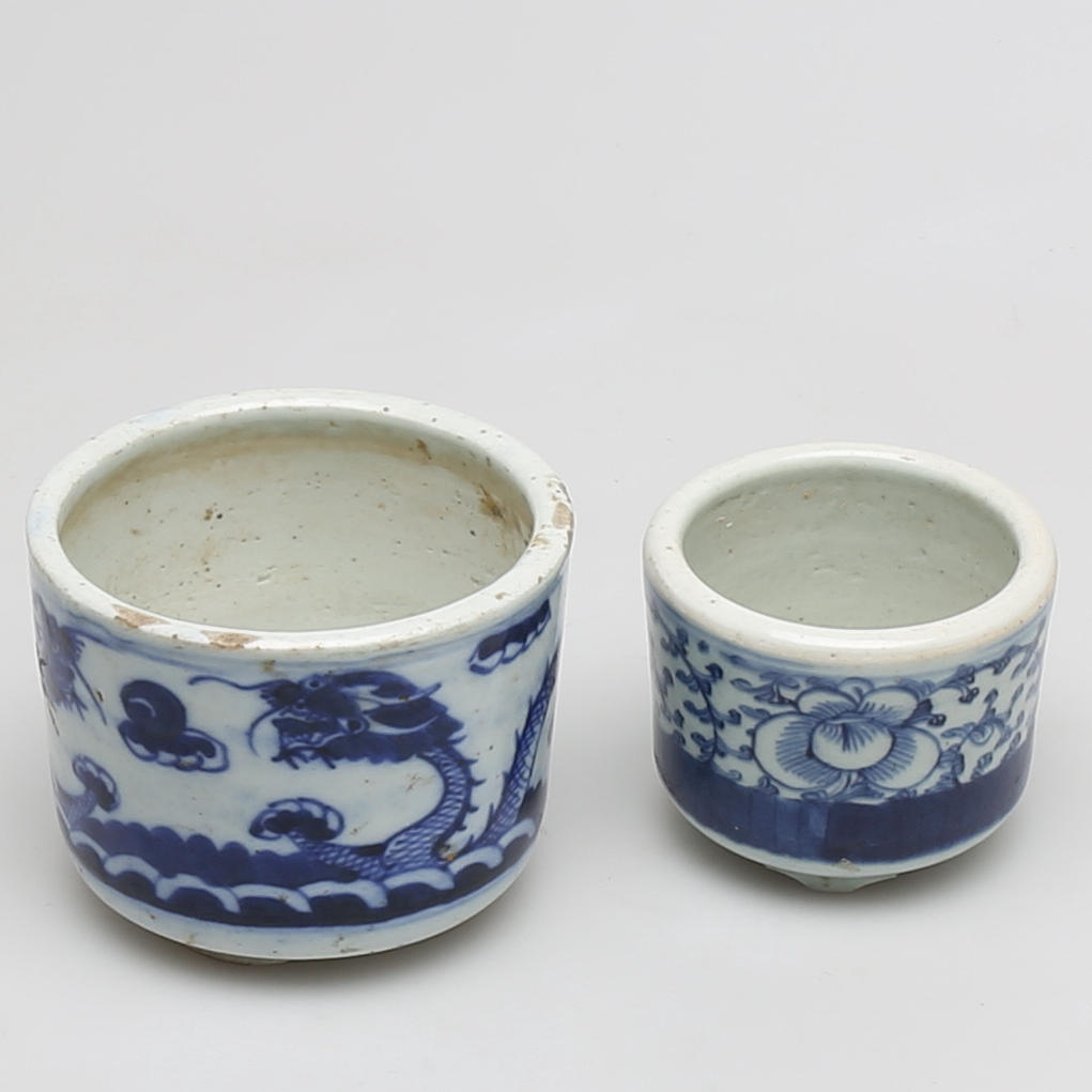 RÖKELSEKAR i porslin, 2 st, sen Qing dynasti, Kina.