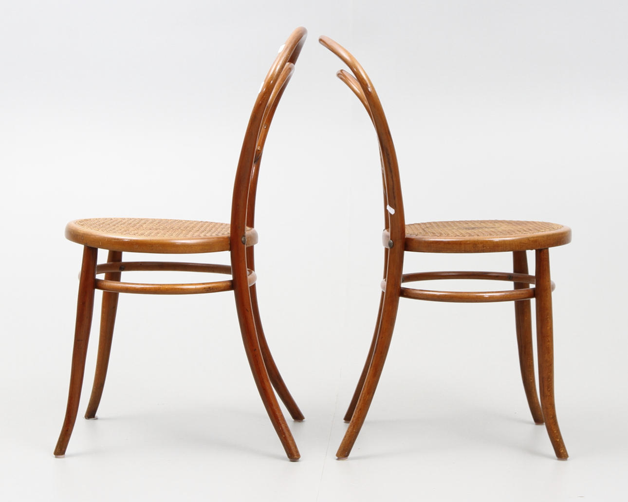 STOLAR, 2 st, böjträ, samt pelarbord.