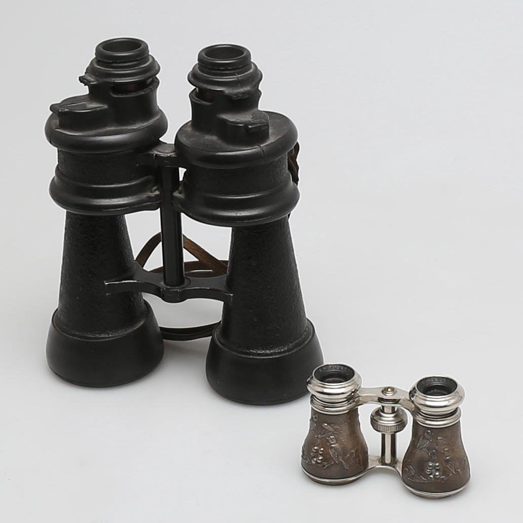 KIKARE, 2 st, en teaterkikare från Chevalier Paris och en omärkt.