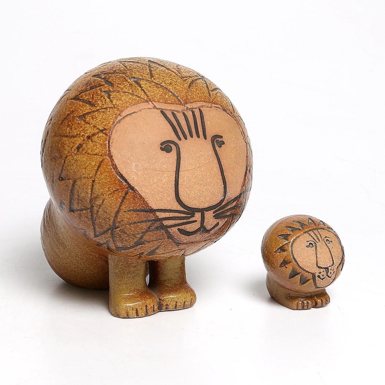 LISA LARSON. 2 st, Lejon. Lisa Larson, Gustavsberg.