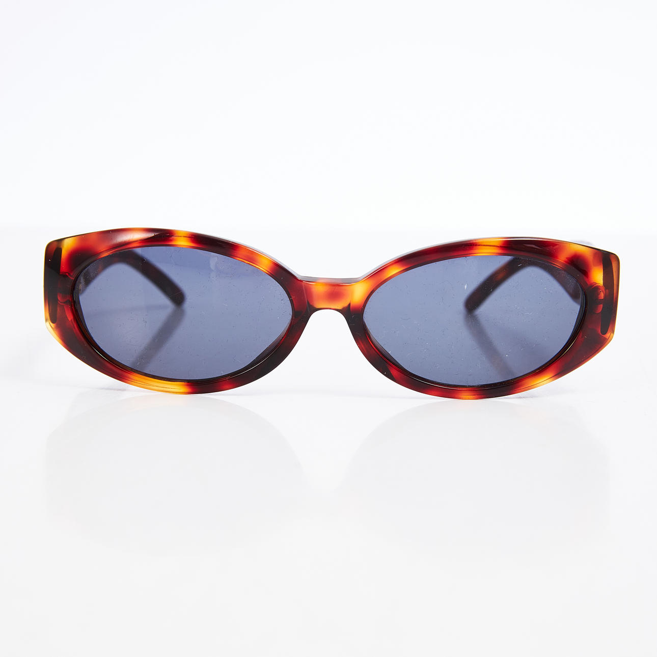 GUCCI sunglasses, tortoiseshell patterned frame and temples, monogrammed temples in yellow metal.