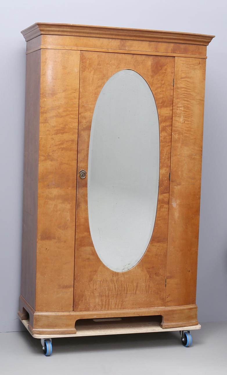 GARDEROBE, Birke, erste Hälfte des 20. Jahrhunderts.