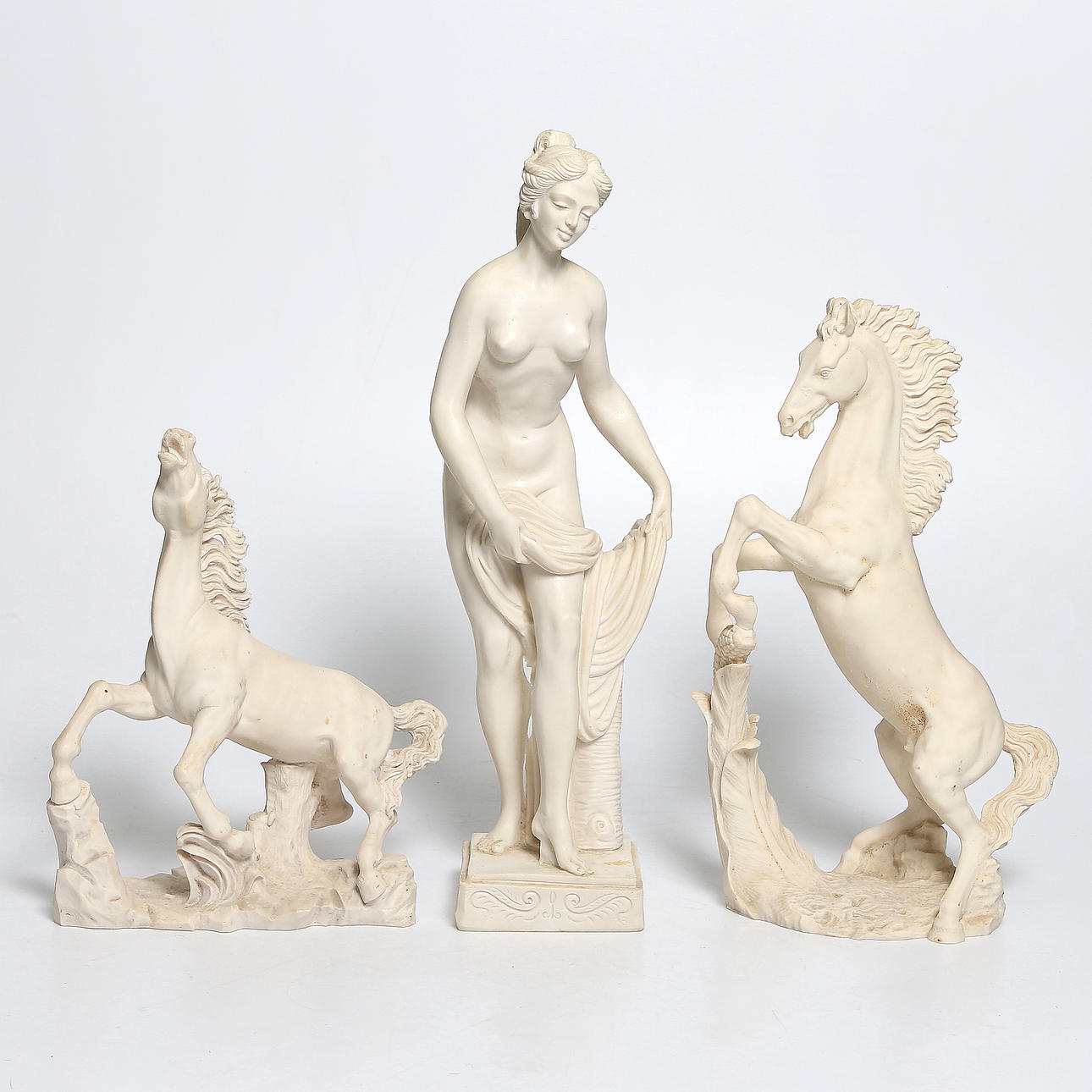 SKULPTURER, 3 st, Italien. 1900-talets andra hälft.