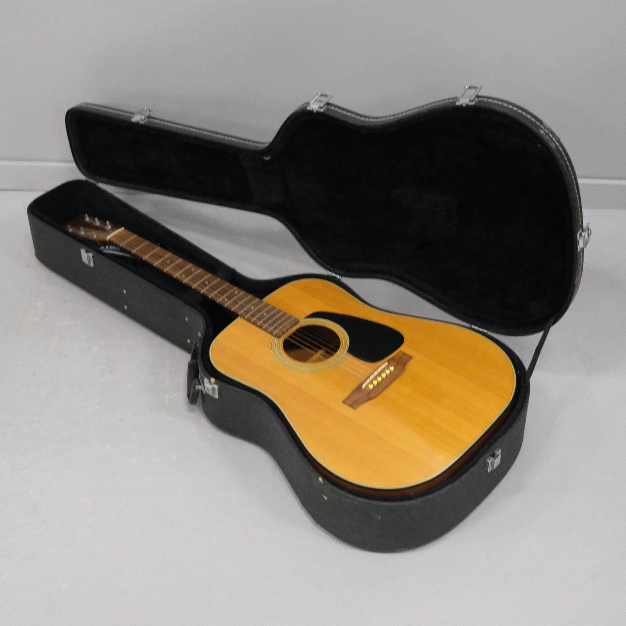 MORRIS ACOUSTIC GUITAR.