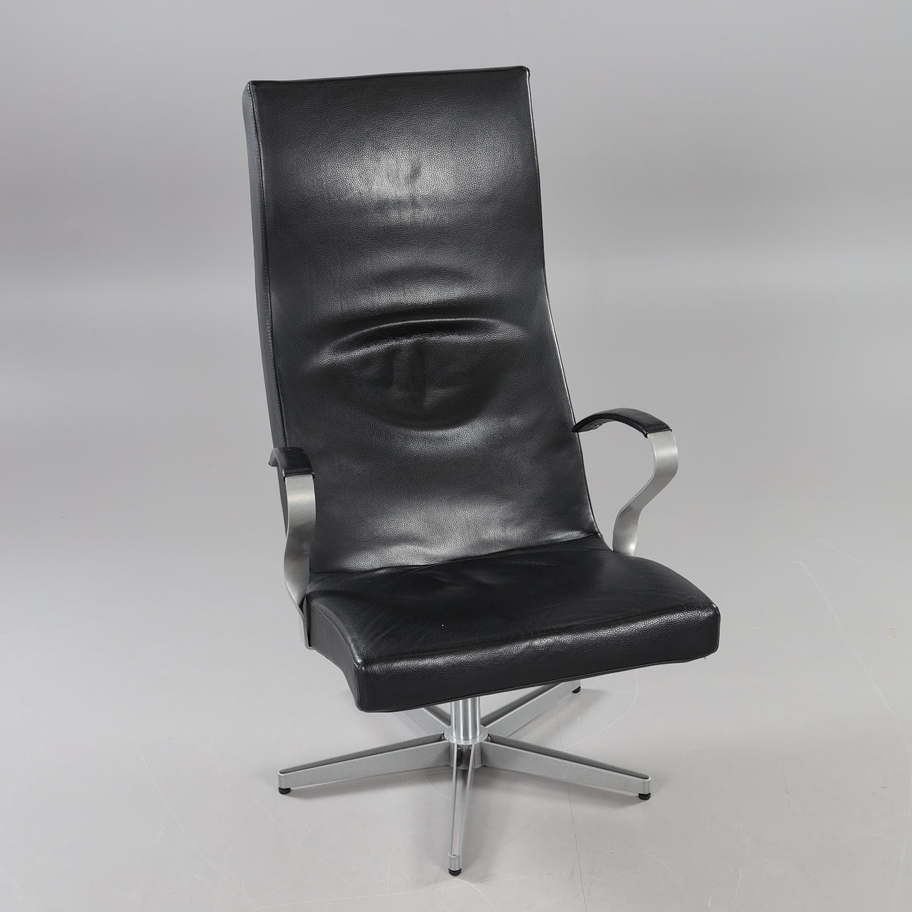 LÆNESTOL, læder, "Twist", designet af Jerker Andersson for Söderbergs/Swedese.