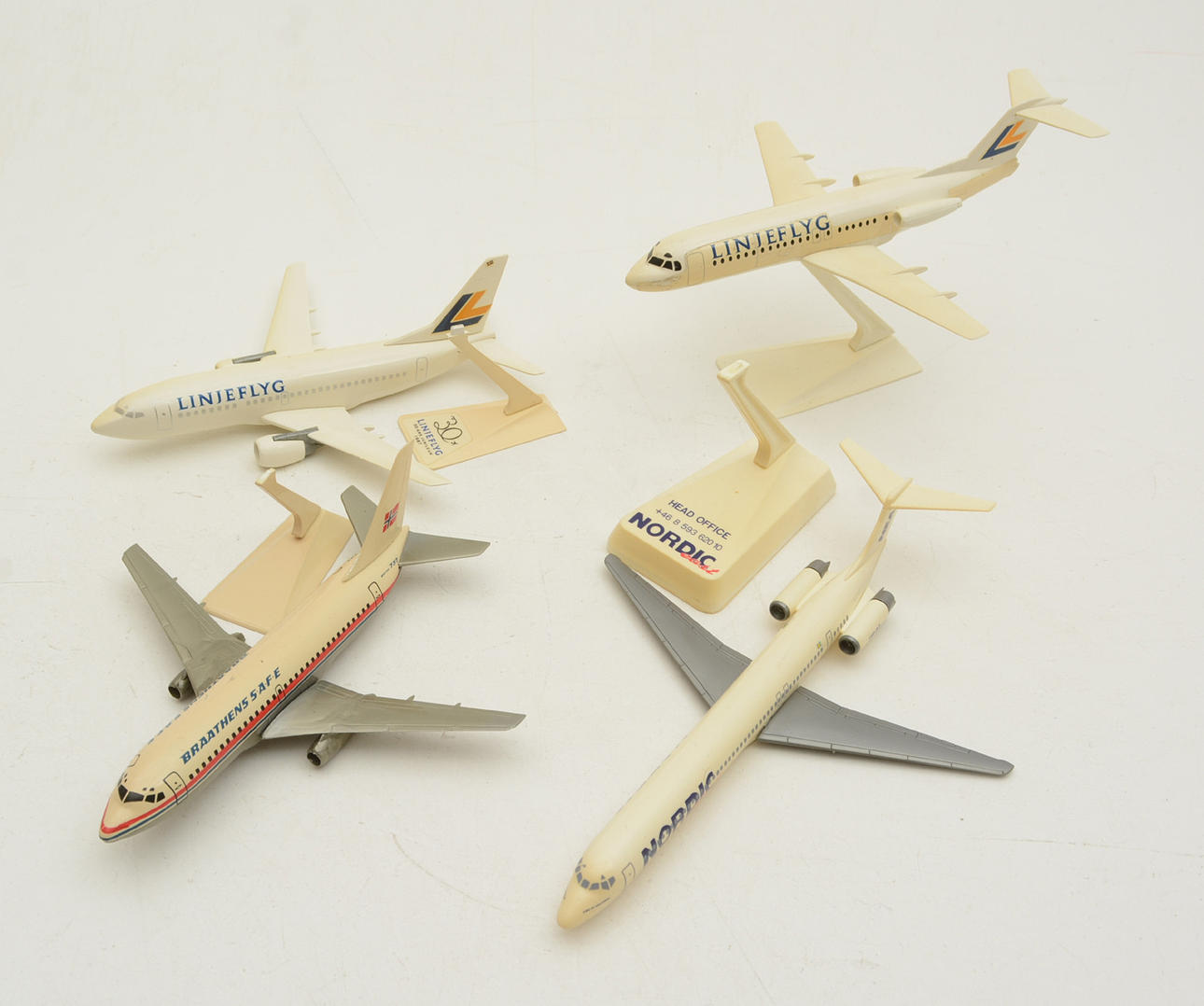Model aircraft, 4 pcs. Plastic.