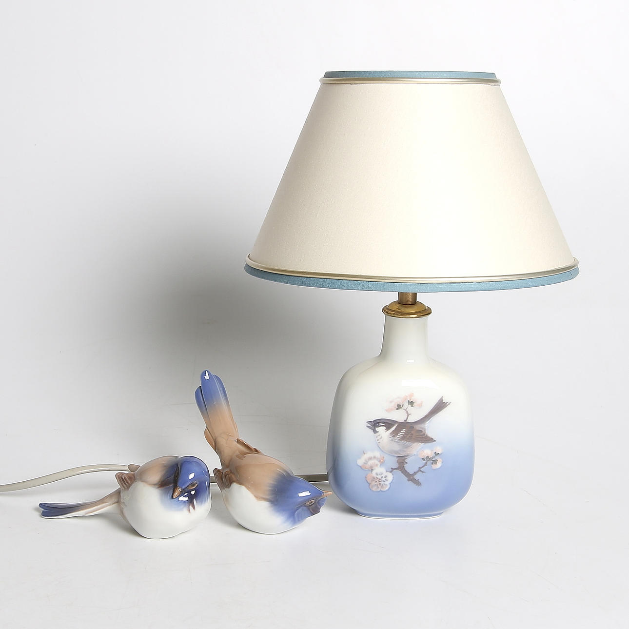 BORDSLAMPA samt FÅGLAR, 3 delar, porslin, Bing Grondal, Royal Copenhagen.