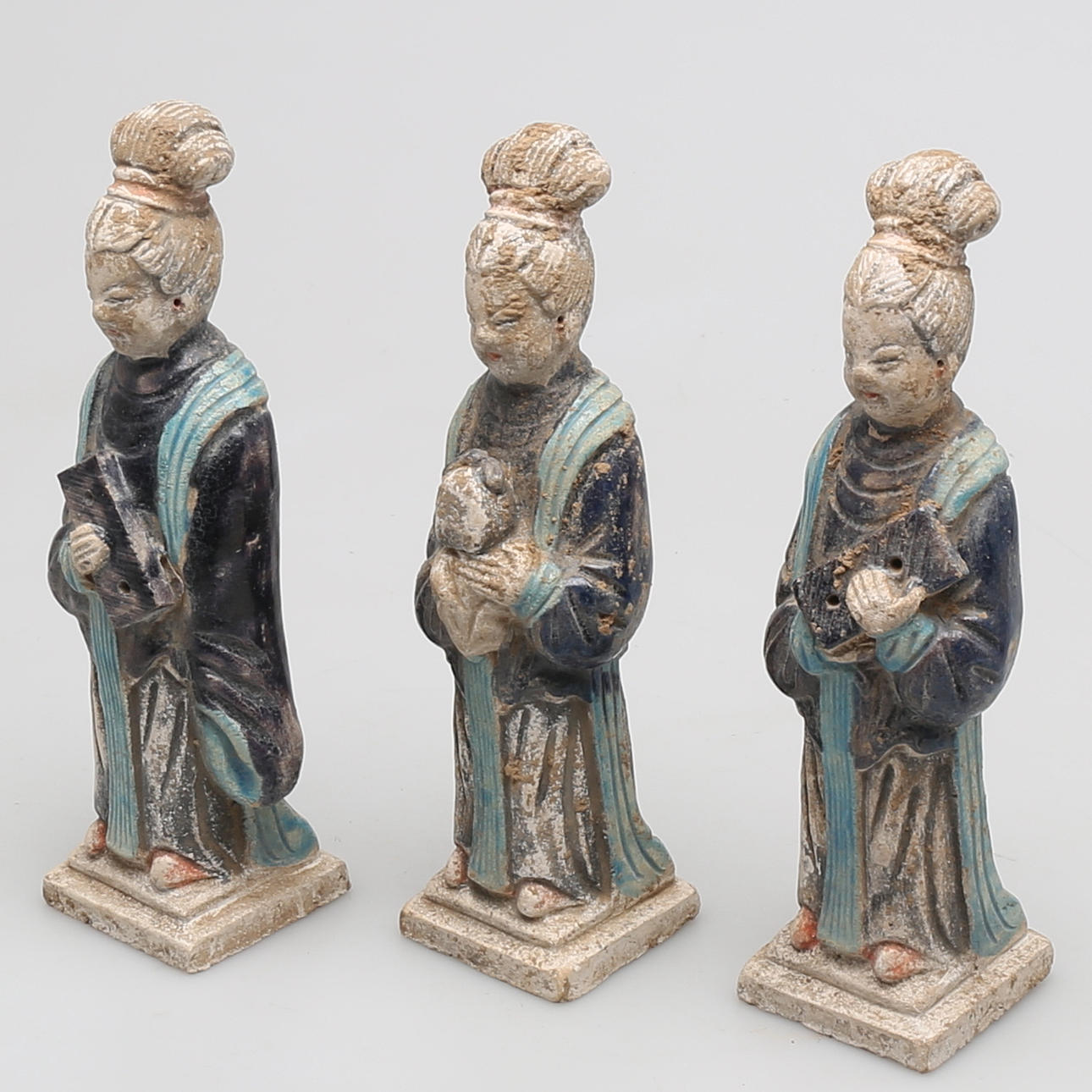 GRAVFIGURER i terracotta, 3 st, sen Ming dynasti, (1368-1644), Kina.