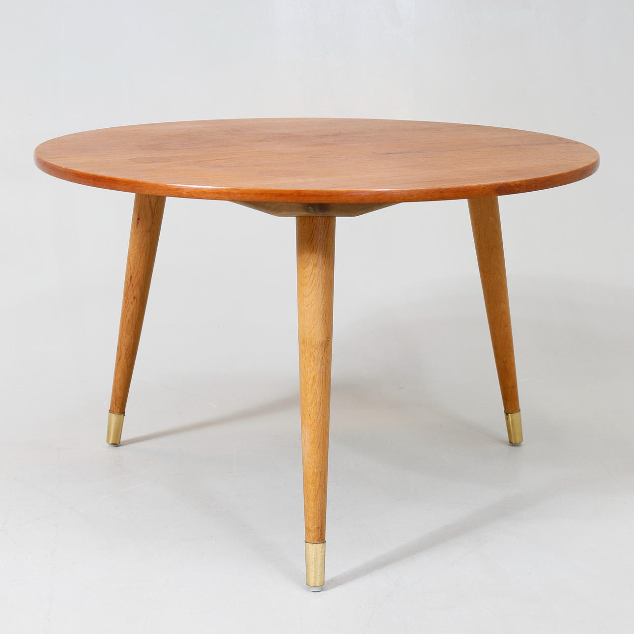 HANS J WEGNER. "AT-8", Sofabord, plade af massiv teak, trebenede egetræsben, fodende af messing, Andreas Tuck, Danmark.