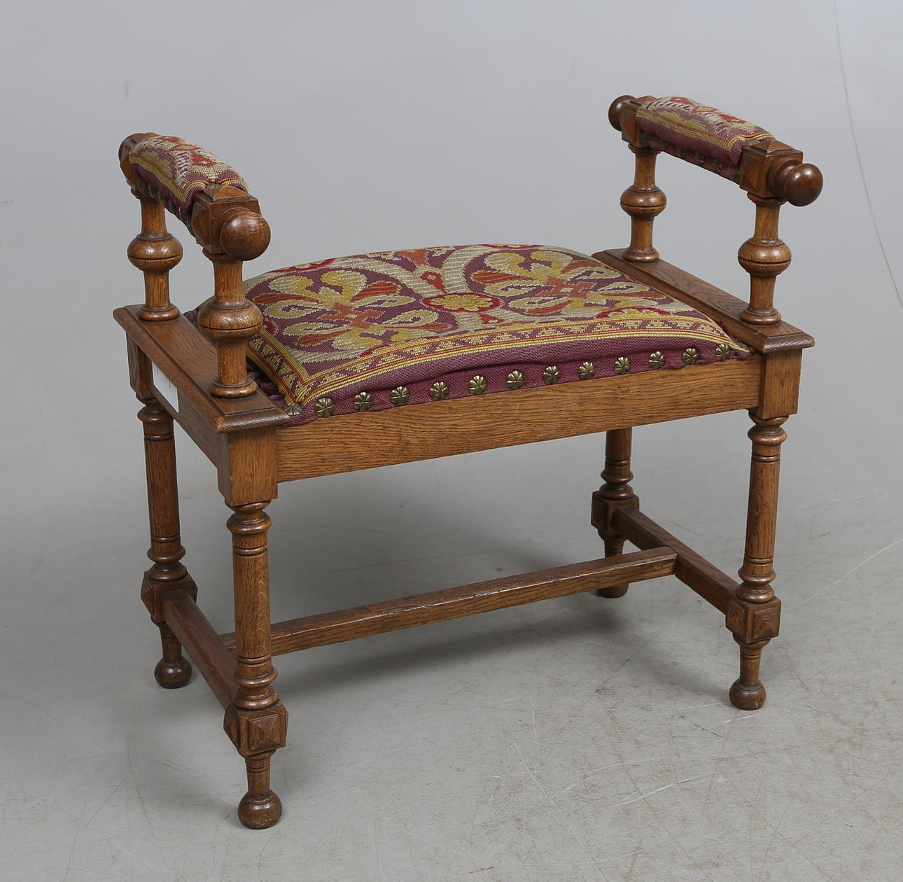 TABURETT, nyrenässans, omkring 1900.