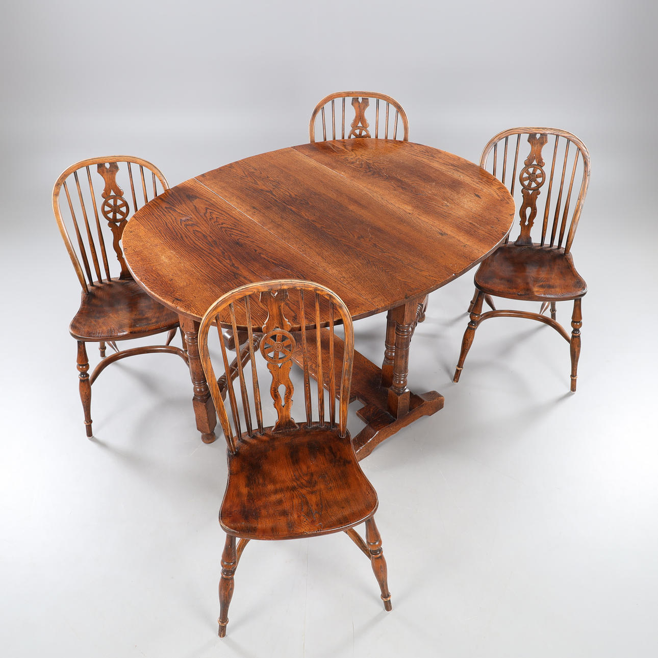 FLOOD TABLE, with 4 chairs, Windsor, oak, 19th century.