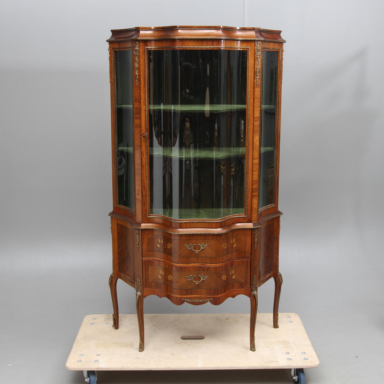 VITRINSKÅP, Louise XV-stil, 1900-tal.